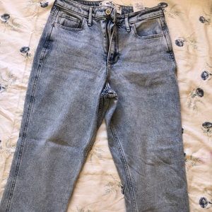 Hollister womens curvy high rise mom jeans, size 3R✨